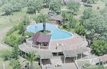 Hacienda aldea exclusiva en Andalucía y única de lujo en venta Córdoba,  Descubre el Paraíso en esta privilegiada villa con Vistas al Lago, con casas equipadas , piscina, propiedad con  privacidad y seguridad Inigualables, 2.500.000 €