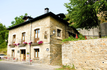 ESPECTACULAR CASA SEÑORIAL DEL SIGLO XIX EN PLENO CAMINO FRANCÉS DE SANTIAGO LEON, Oportunidad única de adquirir una impresionante casa centenaria de piedra, restaurada con esmero, Exclusiva y única