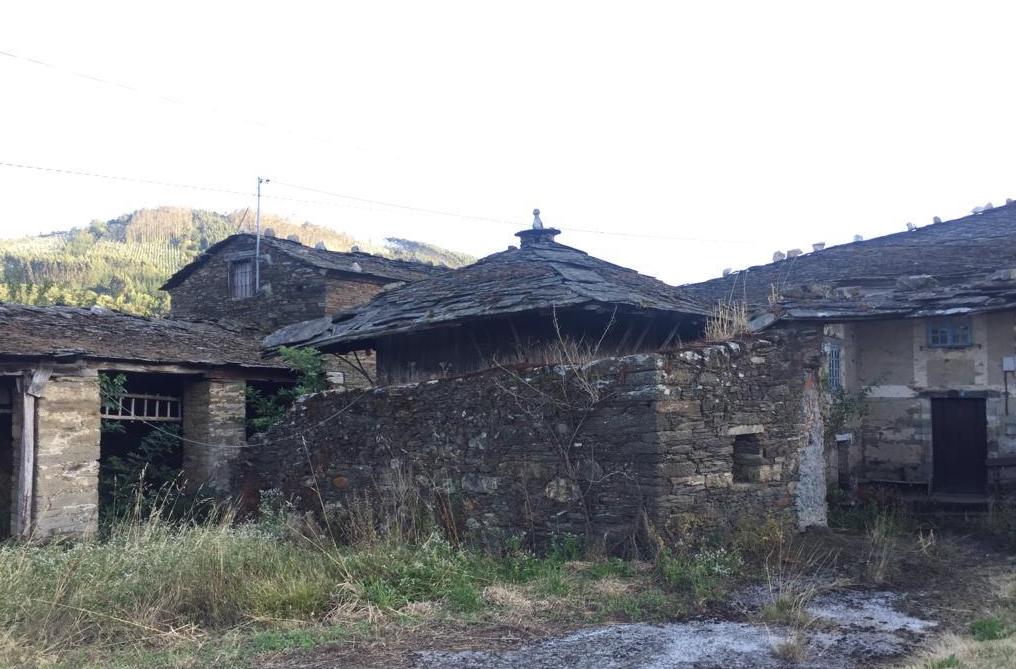 Una aldea en la costa de Lugo en venta por 66.000 euros: una de las más exclusivas y asequibles de España, vende Aldeas Abandonadas Inmobiliaria. El Debate Prensa.