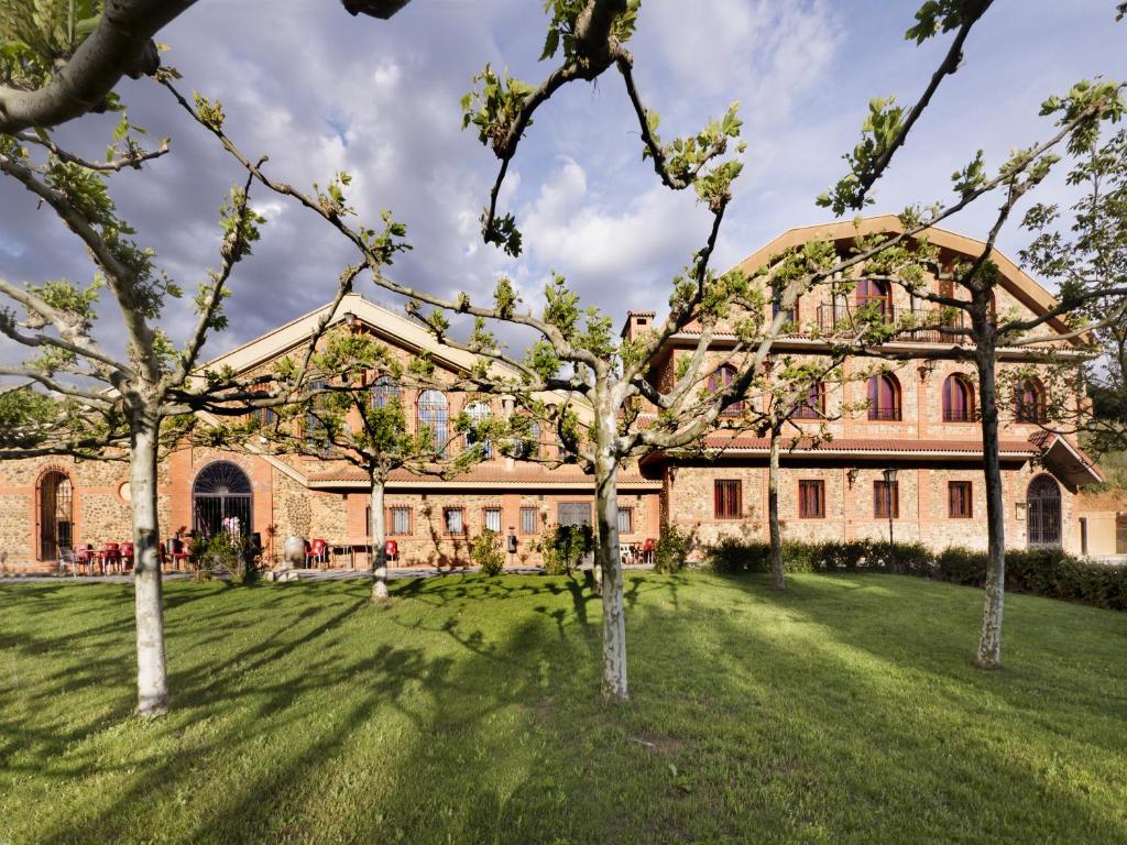 Exclusivo complejo turístico con casa rural en venta y bodega. A 28 km de la ciudad de León, en un privilegiado entorno de tradición vitivinícola. Destaca por su arquitectura con carácter y personalidad con las tradicionales bodegas-cuevas. 1,5 mill de €