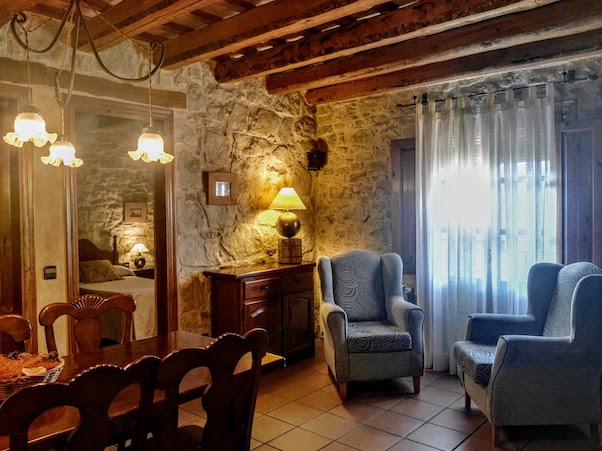 En venta casa rural con 3 apartamentos, Tarragona  , rehabilitada con alojamiento turístico, en encantador pueblo medieval de Conesa , con casco histórico  declarado Bien Cultural de Interés Nacional, con 3 apartamentos . Precio: 495.000€